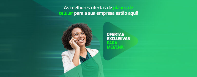 Mulher com terno bege e blusa verde falando no celular e sorrindo mostrando as melhores ofertas para planos de celular exclusivas para MEI e CNPJ